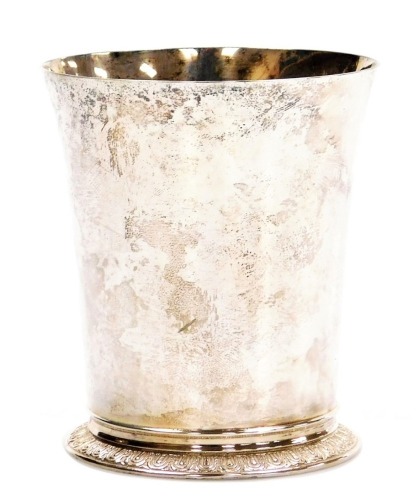 An Elizabeth II silver beaker, of plain form, with gadrooned foot, London 1977, 4.84oz, 8.5cm high.