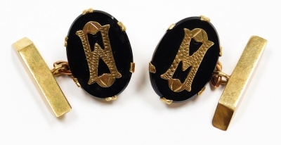 A pair of 9ct gold and black onyx oval and chain link cufflinks, bearing the initial M, 7.4g.