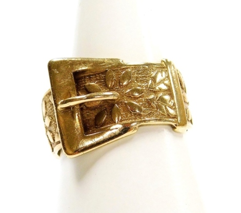 A 9ct gold buckle ring, decorated with flowers, 4.6g.