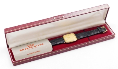 A Marvin gentleman's 9ct gold cased wristwatch, rectangular dial with engine turned decoration, date aperture, the back numbered 7090003, on a leather strap, boxed. - 2