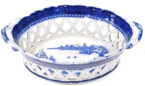 A late 18thC Spode blue and white chestnut basket, decorated in the Dagger Landscape pattern, 22.5cm wide.