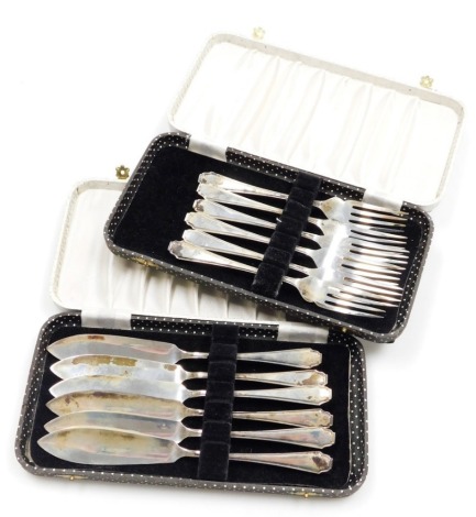 A set of six George VI silver fish knives and forks, Sheffield 1938, in two fitted cases, 17oz.