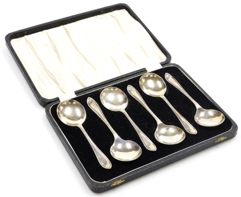 A set of six George VI silver fruit spoons, Sheffield 1946, 5.03oz, in fitted case.