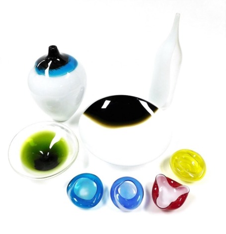 European contemporary glassware, including vases, dishes and bowls. (8)