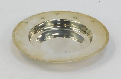 A Queen Elizabeth II millennium silver Armada dish, Sheffield 2000, maker RC, hammered design, 10cm diameter, 1½oz. - 3