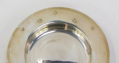 A Queen Elizabeth II millennium silver Armada dish, Sheffield 2000, maker RC, hammered design, 10cm diameter, 1½oz. - 4