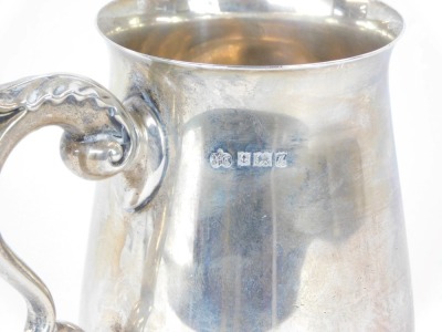 An Elizabeth II silver tankard, of plain form with acanthus leaf scroll handle, on a stepped foot, Birmingham 1960, 18cm high, 10½oz. - 3