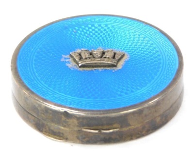 A George V Gieves Ltd silver and blue enamel compact, with a light blue enamel top and raised crown motif, Birmingham 1931, 5cm diameter, 1½oz.