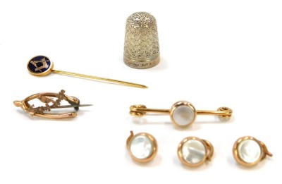 A group of jewellery and effects, comprising a 9ct gold Masonic stick pin, with blue enamel back bearing the initials JMMD, a 9ct gold Victorian sweetheart brooch, wish bone design with central sparrow, 3.4g all in, a silver cased thimble and a set of imi