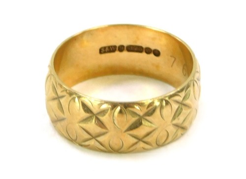 A 9ct gold wedding band, of cross hatched floral design, size O, 4.9g.