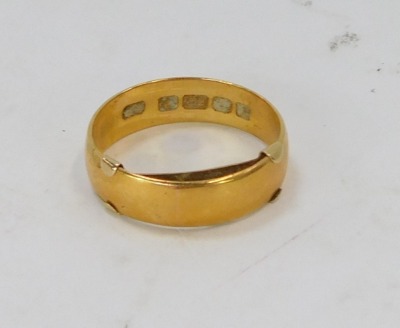 A 22ct gold wedding band, of plain design with a 9ct gold ring sizer link, ring size N, 3.9g. - 2