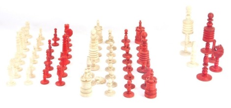 A 19thC bone Barleycorn chess set, white and red stained, king 1cm high, pawn 29mm high, and further harlequin bones chess pieces. (A quantity)