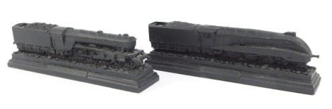 Two Classique coal locomotives, 4468 Mallard and 4472 Flying Scotsman, 29cm wide.