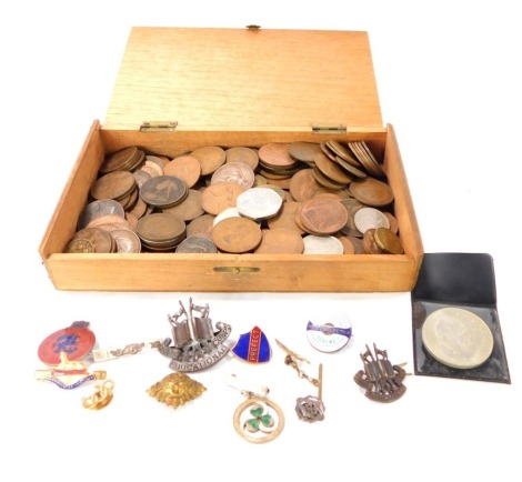 Coinage and badges, to include pennies, halfpennies, commemorative fifty pence pieces, badges, etc. (1 box)