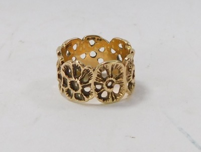 A 9ct gold wedding band, with floral pierced decoration, size Q, 5.3g. - 2