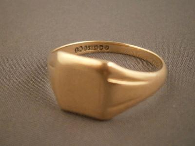 A 9ct gold gent's signet ring