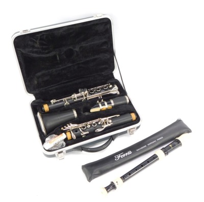 A Lindo clarinet, cased, and a Ferris soprano recorder. (2)