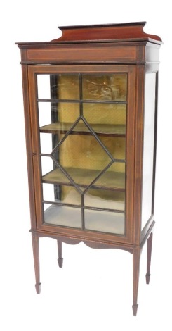 An Edwardian mahogany and boxwood strung display cabinet, with a raised gallery top and cross banding, with astragal glazed door, square tapered legs, 150cm high, 65cm wide, 33cm deep.