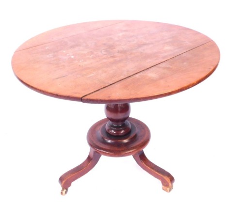 An early 19thC mahogany circular table, on a circular platform with shaped feet terminating in castors, one missing, 71cm high, 80cm diameter.