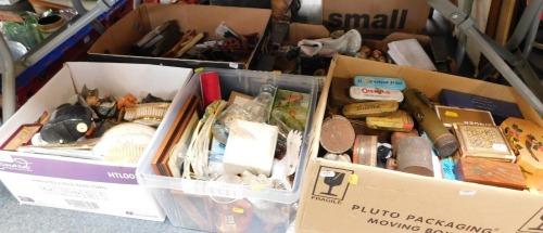 Household wares, comprising dressing table sets, mantel clock, drinking glasses, character jugs, pin cushions, oriental wares, collectors tins, cushions, Beano books, etc. (all under one table)