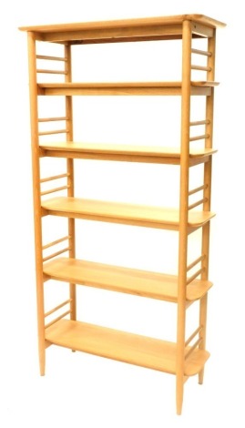 An Ercol oak 3671 Teramo open shelving unit, with turned supports, 186cm high, 94cm wide.