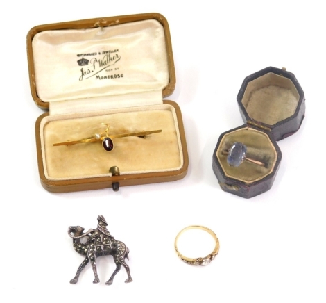 Various jewellery, a camel brooch, 3cm high, further bar brooch set with red stone and two dress rings (4)