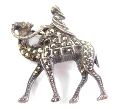 Various jewellery, a camel brooch, 3cm high, further bar brooch set with red stone and two dress rings (4) - 4