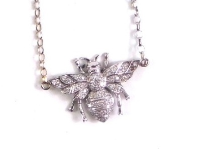 A 20thC bee pendant charm, attached to a link necklace marked 375, 38cm long.