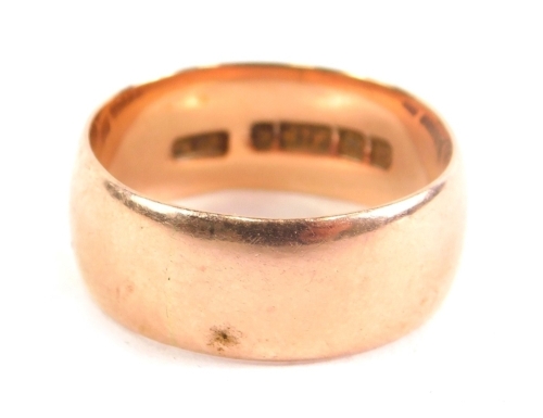 A 9ct gold wedding band, size S, 6g.