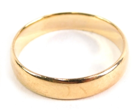 A 9ct gold wedding band, size K-L, 1.9g.