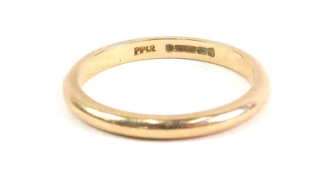 A 9ct gold wedding band, size R, 2.5g.