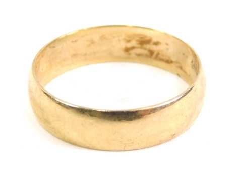 A 9ct gold wedding band, size P, 2.4g.