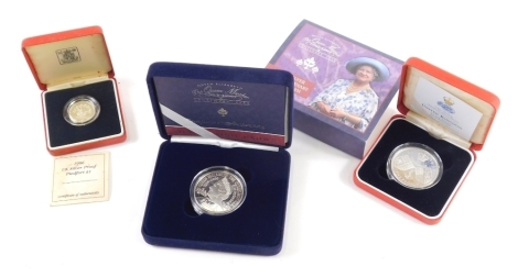 Various coins, comprising a Queen Elizabeth, The Queen Mother centenary silver crown, silver proof five pound 1947-1997 Golden Wedding, the 1986 silver proof Piedfort. (3, cased)