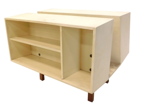 A teak and cream painted retro penguin style donkey bookcase, in the manner of Ernest Rale for Isokon, double sided on tapering legs, 40cm high, 53cm wide, 40cm deep. 