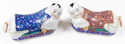 A collection of Chinese porcelain items, to include a moon flask, two figural pillows, figures, table lamps with pierced decoration, transitional style vases, and a large fan. (a quantity) - 4