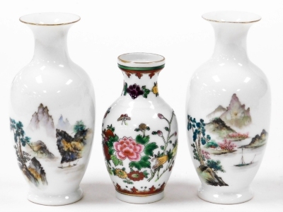 A collection of Chinese porcelain items, to include a moon flask, two figural pillows, figures, table lamps with pierced decoration, transitional style vases, and a large fan. (a quantity) - 10