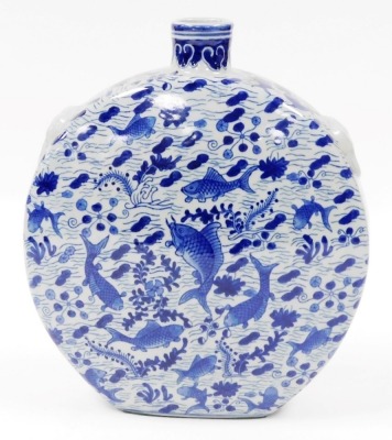 A collection of Chinese porcelain items, to include a moon flask, two figural pillows, figures, table lamps with pierced decoration, transitional style vases, and a large fan. (a quantity) - 13