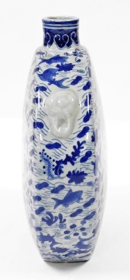 A collection of Chinese porcelain items, to include a moon flask, two figural pillows, figures, table lamps with pierced decoration, transitional style vases, and a large fan. (a quantity) - 14