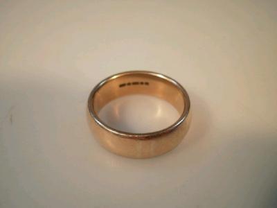 A 9ct gold wedding band