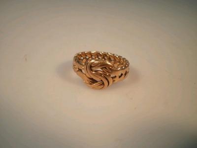 A Victorian double knot 18ct gold keeper ring