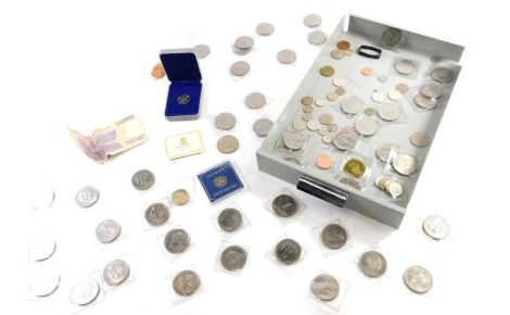 Various commemorative crowns, Charles and Diana two pound coins, banknote, Isle Of Man one pound, cased Isle Of Man proof one pound in fitted case, various modern coins, twenty pence pieces, various others, etc. (a quantity)