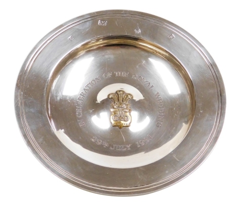 An Elizabeth II silver commemorative dish, the centre with raised Charles and Diana crest and bearing the inscription 'In Celebration of the Royal Wedding 29th July 1981', London 1981, 8.51oz, 17cm diameter.