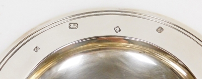 An Elizabeth II silver commemorative dish, the centre with raised Charles and Diana crest and bearing the inscription 'In Celebration of the Royal Wedding 29th July 1981', London 1981, 8.51oz, 17cm diameter. - 2