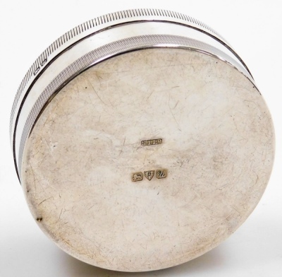 A George V silver pill box, of circular form, the lid with engine turned decoration, Stokes and Ireland Ltd, Chester 1920, 5.5cm diameter. - 2