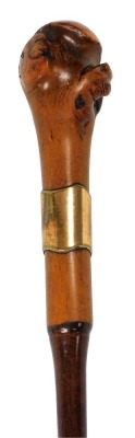 An early 20thC root wood and Malacca walking cane, with an 18ct gold plated collar, 85cm high.