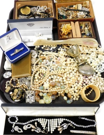 Costume jewellery, including brooches, earrings, brooches, simulated pearls, paste set necklace, brooches, etc. (a quantity)