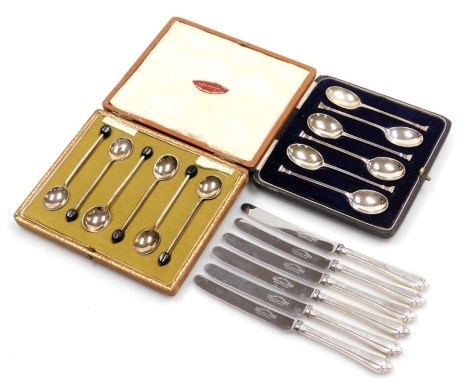 A set of six George V silver coffee spoons, with bean terminals, Sheffield 1917, in fitted case, a set of six George V silver teaspoons and six silver handled butter knives with stainless steel blades, weighable silver 2oz.