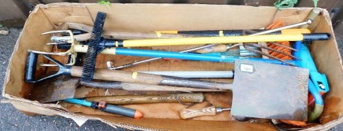 Various garden tools, to include spades, trowel, garden fork, etc. (a quantity)