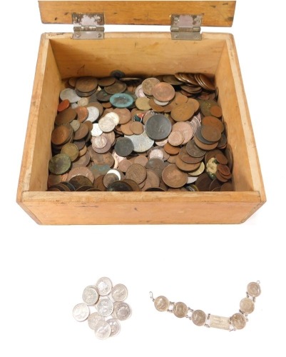 UK and World coinage, Cartwheel Pennies, Pennies, Halfpennies, Florins, silver coin bracelet, etc, all enclosed in a wooden tin. (a quantity)