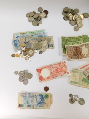 A group of coins, comprising Australian Florins, Australian and New Zealand coinage, Vietnamese bank notes, Chinese and Japanese bank notes, Australian, Malaysian and Nigerian coinage. (1 box) - 2